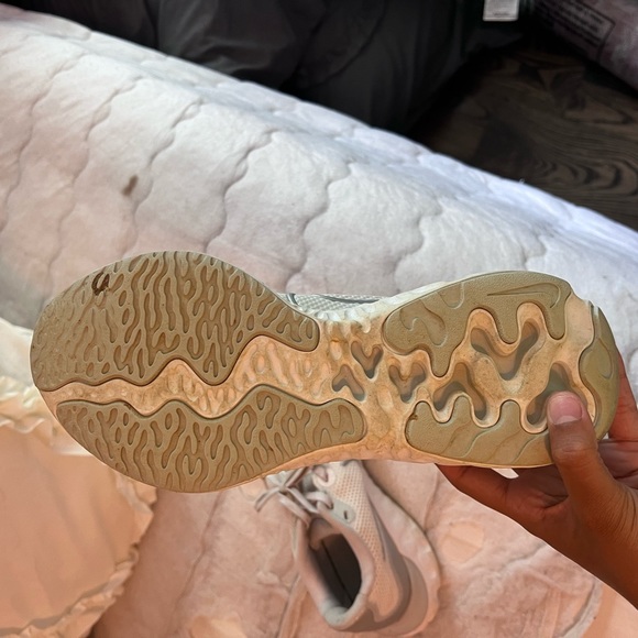 nike white running shoes - Picture 3 of 5